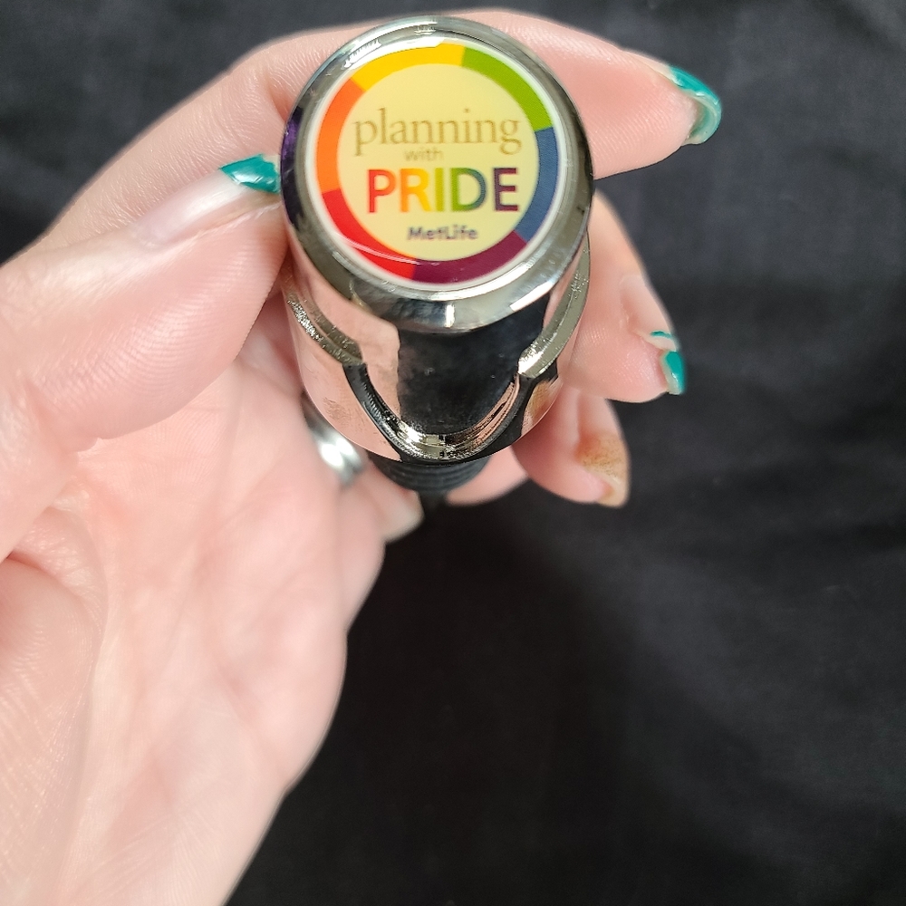 🥰Free Gift🥰  Pride Winestopper